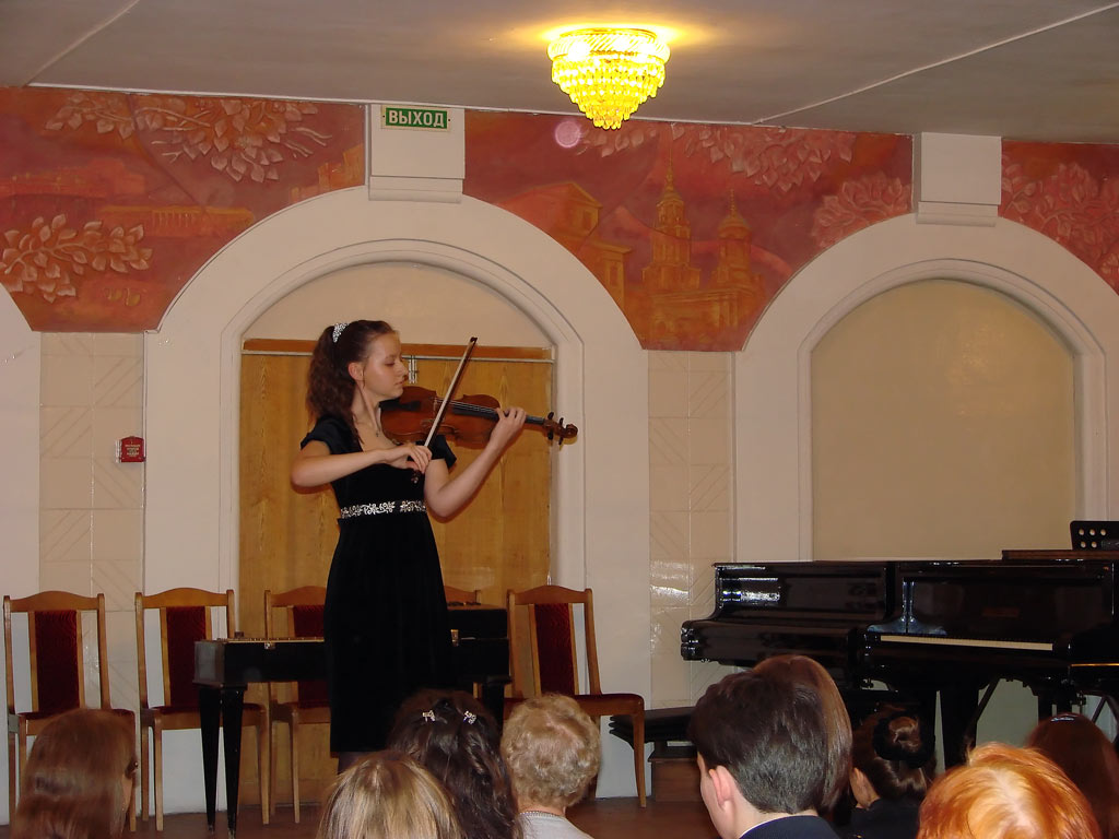 Дарья Купцова (выпускница 2007 года, преподаватель Е.Д. Демиденко), исполняет Каприс № 24 Николо Паганини