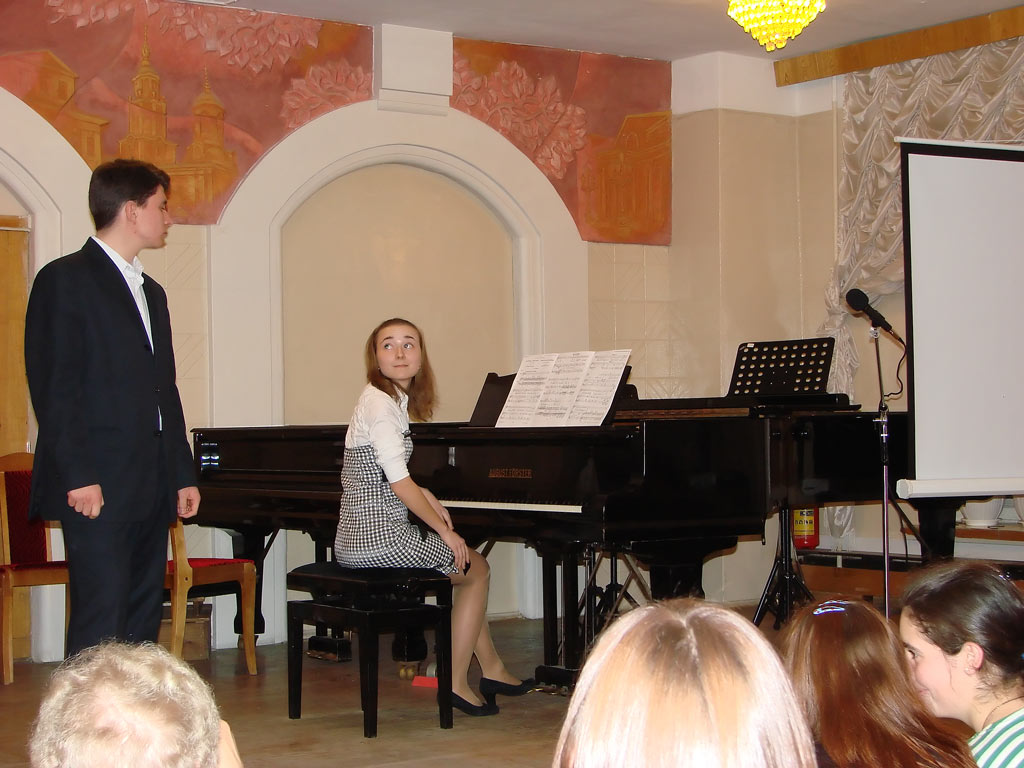 Дмитрий Брашовян (баритон) и Ксения Кулакова, выпускница 2005 года, педагог И.А. Агажанова (партия фортепьяно)