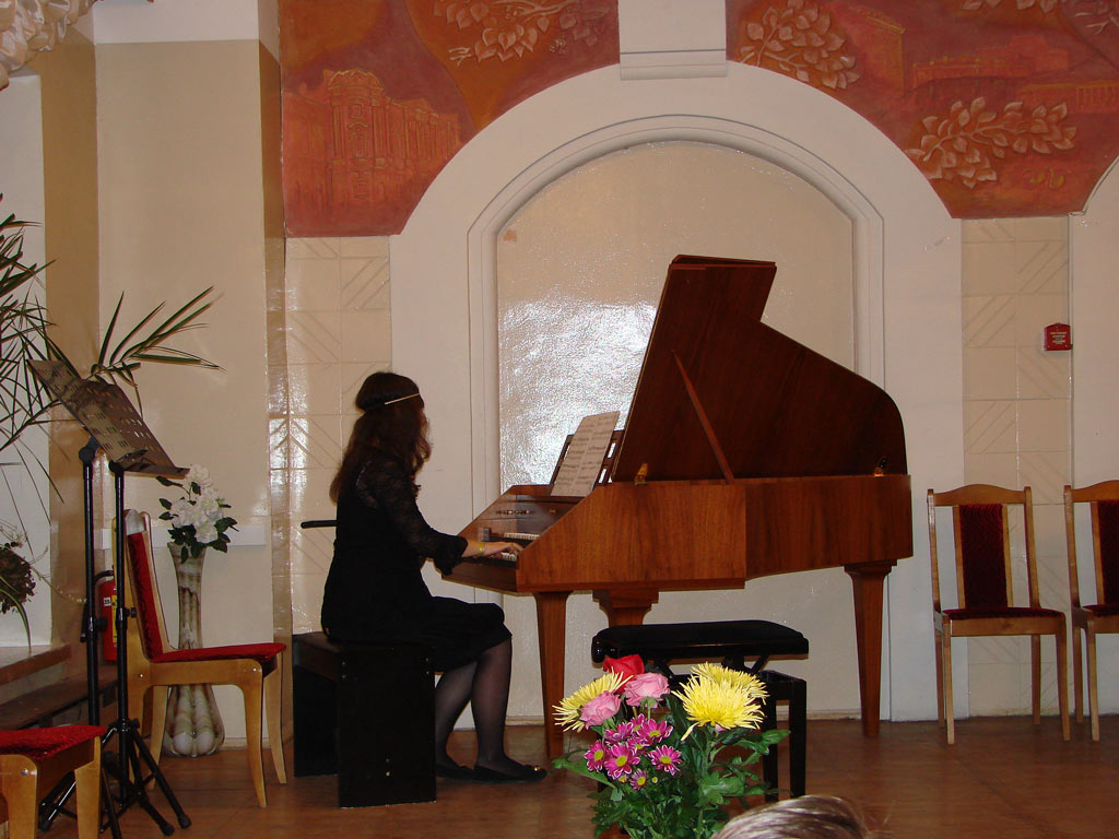 Елена Хургина, выпускница 2004 года, класс педагога В.Д. Смирнова, исполняет произведения для клавесина Джиля Фарнеби и Уильяма Бёрда
